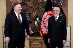 AQSh Davlat kotibi Mayk Pompeo Afg'onistondagi so'nggi prezident saylovlari natijasini tan olmayotgan Abdulla Abdulla bilan, Kobul, 23-mart, 2020