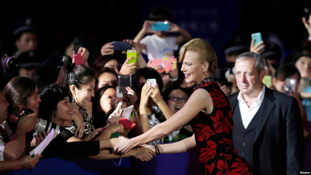 Nicole Kidman bắt tay giới hâm mộ tại buổi lễ ở Thanh Đảo 22/9/13