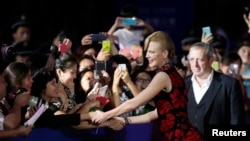 Nicole Kidman bắt tay giới hâm mộ tại buổi lễ ở Thanh Đảo 22/9/13