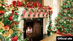 Los adornos alegóricos a la Navidad fueron colocados en distintos salones de la Casa Blanca el 29 de diciembre de 2021.