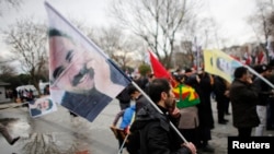 Kürd nümayişçilər əllərində PKK-nın həbsdə olan lideri Abdullah Öcalanın portretlərini tutublar.