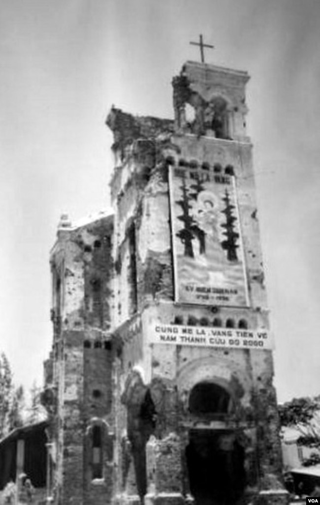 Sau chiến tranh, chỉ còn lại di tích tháp chuông cổ từ ngôi Thánh đường La Vang cũ. [nguồn: daminhvn.net]