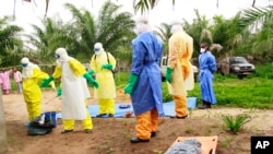 Du personnel soignant pour le virus Ebola en Guinée, le 19 juin 2015.