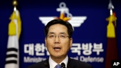 韩国国防部发言人金珉奭2013年12月8日就扩大防空识别区问题在首尔举行记者会。