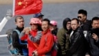 Du khách Trung Quốc đi tàu trên sông Yalu về phía Trung Quốc gần thành phố Đan Đông, tỉnh Liêu Ninh sát biên giới Triều Tiên, ngày 2/4/2017.