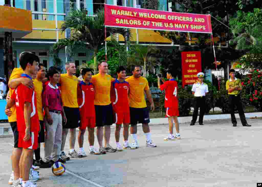 峴港 (7月16日) 美國導彈驅逐艦普里貝爾號和鍾雲號的水兵與越南海軍水兵在排球友誼賽之後合影。