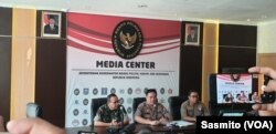 Kepala Divisi Humas Polri Irjen Muhammad Iqbal (tengah) dan Kapuspen TNI Sisriadi (kiri) saat menggelar konferensi pers di kantor Kemenko Polhukam, Jakarta, Kamis (23/5/2019). (Foto: VOA/Sasmito Madrim)