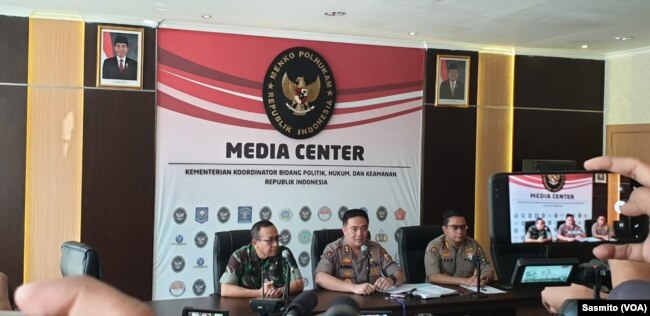 Kepala Divisi Humas Polri Irjen Muhammad Iqbal (tengah) dan Kapuspen TNI Sisriadi (kiri) saat menggelar konferensi pers di kantor Kemenko Polhukam, Jakarta, Kamis (23/5/2019). (Foto: VOA/Sasmito Madrim)