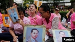 Well-wishers weep as they pray for Thailand's King Bhumibol Adulyadej at the Siriraj hospital where he is residing in Bangkok, Thailand, Oct. 13, 2016.