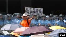  香港本土派人士认为，雨伞运动后警民关系恶化是旺角冲突的原因之一( 美国之音汤惠芸)。