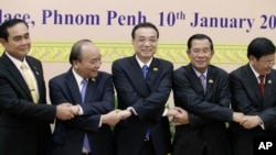 China's Premier Li Keqiang, center, shakes hands with his counterpart, Nguyen Xuan Phuc, second from left, of Vietnam, Prayuth Chan-o-cha, left, prime minister of Thailand, Hun Sen, second from right, of Cambodia, and Thongloun Sisolith, right, of Laos, b