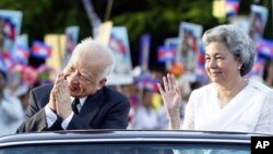 Raja Norodom Sihanouk (kiri) bersama istri, Norodom Monineath. (Foto: Dok)