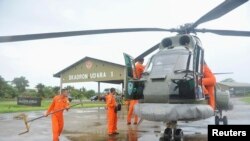 Tim SAR AL bersiap-siap menaiki helikopter Puma untuk mencari pesawat AirAsia QZ8501 yang hilang, dari pangkalan di Kubu Raya, Kalimantan Barat, 28 Desember 2014. 