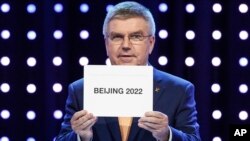 Predsednik MOK-a Tomas Bah prilikom objavljivanja odluke u Kuala Lumpuru