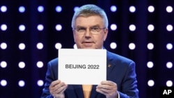 Le president du CIO, Thomas Bach, dévoile le nom de Pékin comme ville désignée pour accueillir les JO 2022, Kuala Lumpur, 31 juillet 2022