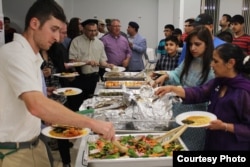 FILE - Muslims, Christians, Jews, Quakers, Buddhists, and Sikhs shared an iftar dinner during the holiest time in the Islamic calendar at the Bait-ur-Rehman Mosque in Silver Spring, Maryland, June 15, 2017. The meal consisted of traditional Pakistani dishes. (Courtesy - Bait-ur-Rehman Mosque)