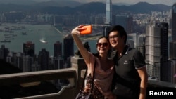 지난해 5월 홍콩을 방문한 중국 본토 관광객들이 기념촬영을 하고 있다. (자료사진)