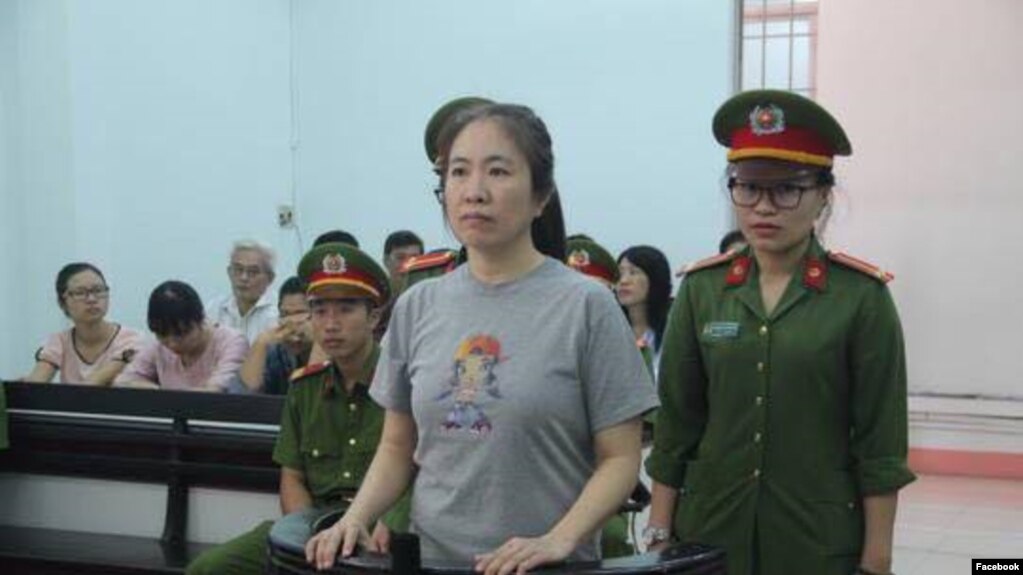Blogger Mẹ Nấm xuất hiện tại tòa.