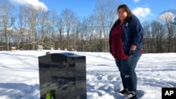 ARHIVA - Deb Volker iz Vermonta posećuje grob ćerke koja je preminula od prekomerne upotrebe fentanila( Foto: AP/Lisa Rathke)