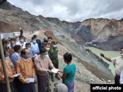 ဖားကန္႔ စြန္႔ပစ္ေျမစာပုံ ၿပိဳက်မႈေၾကာင့္ ထိခုိက္ဒဏ္ရာရသူေတြအတြက္ ေထာက္ပံ့ေၾကးေပးေနတဲ့ ေဒါက္တာဝင္းျမတ္ေအးနဲ႔အဖြဲ႔။ (ဇူလုိင္ ၅၊ ၂၀၂၀။ ဓာတ္ပုံ - ေဒါက္တာဝင္းျမတ္ေအး ေဖ့စ္ဘြတ္ခ္)