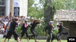 Over 1000 of students, Khmer Rouge survivors, Buddhist monks and the ruling party members view at re-enactment of bloody scene of Pol Pol regime to commemorate an annual, “Day of Anger,” at the Cheung Ek killing fields memorial in the outskirt of Phnom, Cambodia. (Len Leng/VOA Khmer)