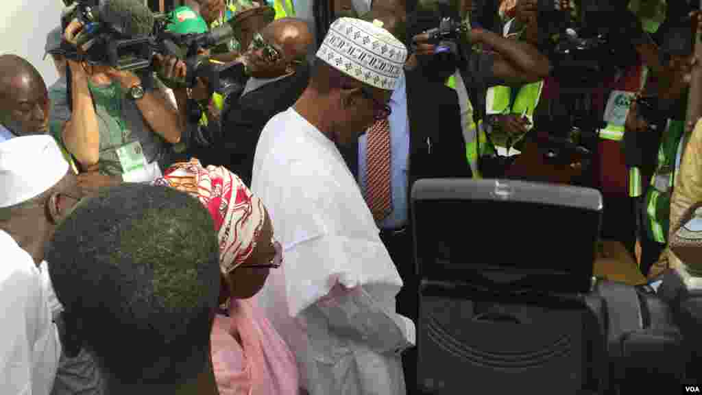 Dan takarar shugabancin Najeriya, Janar Muhammadu Buhari a lokacin da ake tantance shi da me dakinshi a ranar zaben 2015