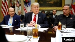 El presidente Donald Trump y el secretario de Comercio Wilbur Ross (izq.) durante una reunión en la Casa Blanca con ejecutivos y sindicalistas de Harley-Davidson.