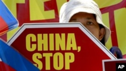 2015年4月20日，菲律賓民眾在中國馬尼拉領館外集會抗議在有爭議的南中國海中菲船隻發生的對峙 。