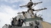 资料照：美国海军米利厄斯号驱逐舰的军人掀开舰载“方阵”近距离武器系统（CIWS）的罩子。（2012年8月18日）