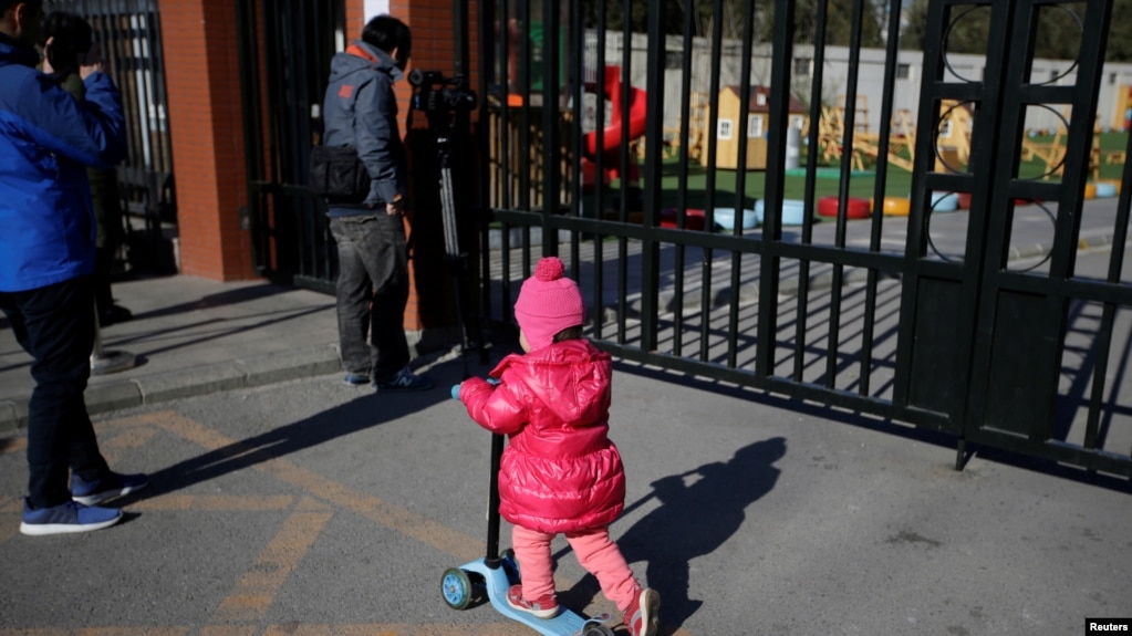 北京红黄蓝新天地幼儿园外面一个正在玩耍的孩子(2017年11月24日)
