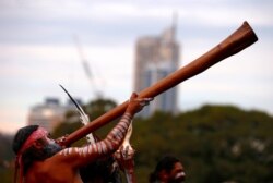 Seorang pria Aborigin Australia memainkan didgeridoo di Government House, Sydney, Australia, 28 Juni 2017. (REUTERS / David Gray)
