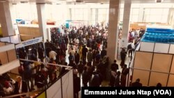 Le hall d’exposition lors de la conférence internationale sur les guichets uniques à Yaoundé, le 17 septembre 2019. (VOA/Emmanuel Jules Ntap)