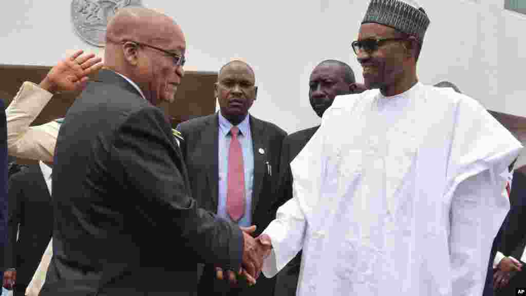 Le président sud-africain Jacob Zuma est accueilli par son homologue nigérian Muhammadu Buhari, à son arrivée à Abuja au Nigéria, le 8 mars 2016.