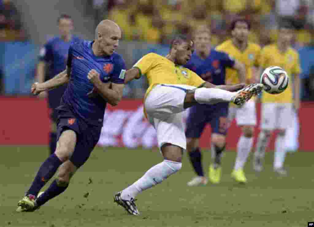 Brazil's Fernandinho clears the ball from Netherlands' Arjen Robben, left, during the World Cup third-place soccer match between Brazil and the Netherlands at the Estadio Nacional in Brasilia, Brazil, Saturday, July 12, 2014. (AP Photo/Manu Fernandez)