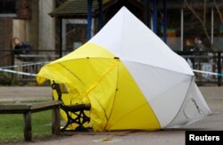 Tenda forensik yang semula menutupi bangku di mana Sergei Skripal dan putrinya, Yulia ditemukan, terlepas dari posisinya (karena tertiup angin) di Salisbury, Inggris, 8 Maret 2018.