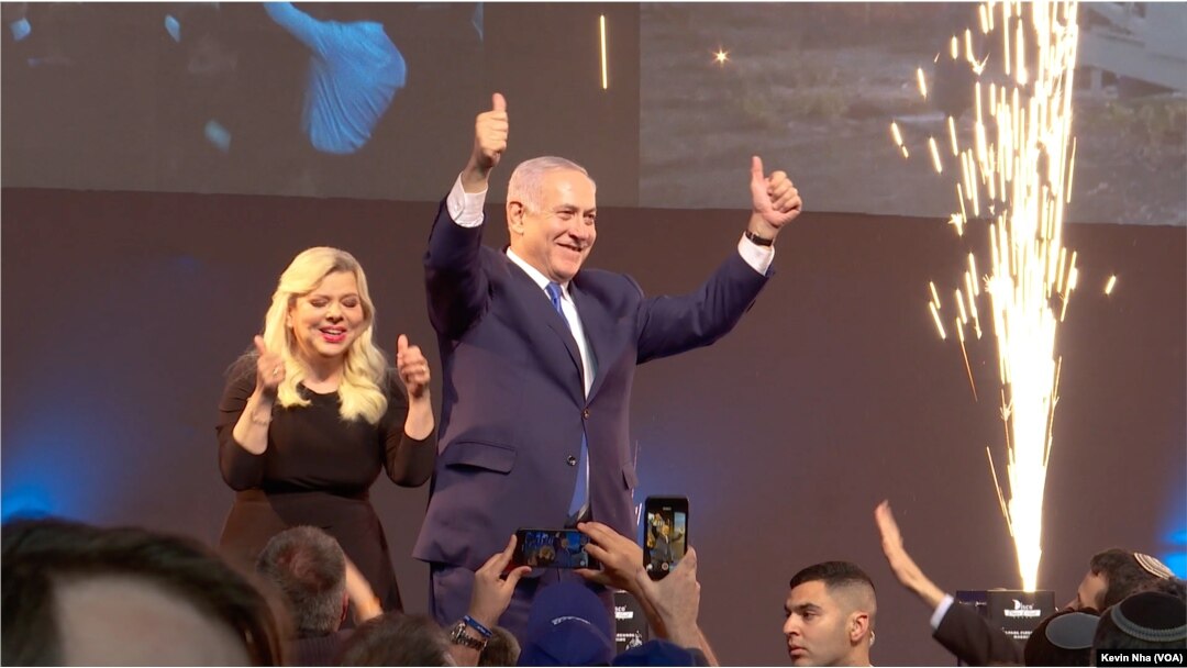 PM Israel Benjamin Netanyahu dan istrinya merayakan kemenangan partai Likud di Tel Aviv, Rabu (10/4).