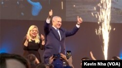 PM Israel Benjamin Netanyahu dan istrinya merayakan kemenangan partai Likud di Tel Aviv, Rabu (10/4).