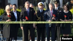 Turkish President Tayyip Erdogan (front 2nd L) and his Finnish counterpart Sauli Niinisto (front 2nd R), accompanied by their wives, hold carnations during a commemoration for the victims of Ankara bombings, Oct. 14 2015. 