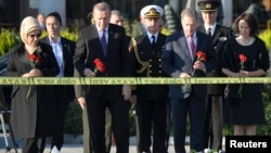 Presiden Turki Recep Tayyip Erdogan (kedua dari kiri) dan tamunya Presiden Finlandia, Sauli Niinisto meletakkan bunga untuk menghormati korban pemboman di Ankara, Rabu (14/10). 