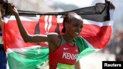 Jemima Sumgong (KEN) do Quénia celebra a medalha de ouro, Ago. 14, 2016. 