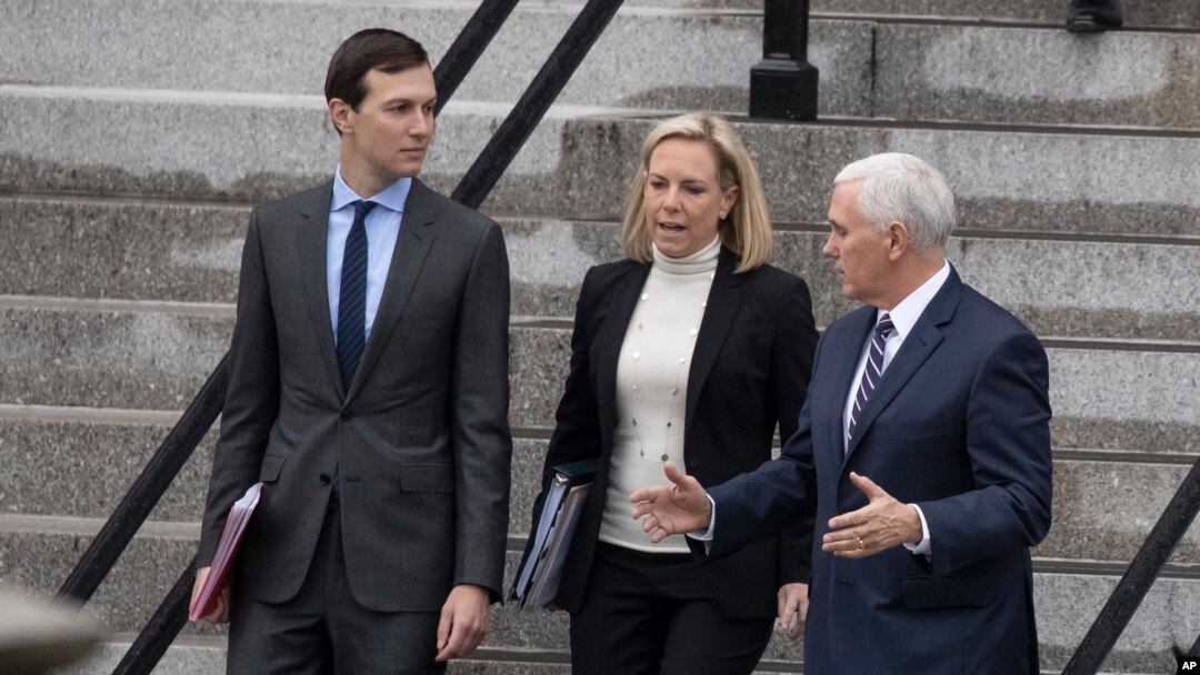 Džared Kušner, Kirsten Nilsen i Majk Pens pre sastanka sa demokratama