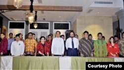 Joko Widodo bersama ketua umum partai pendukungnya yang dinamakan "Koalisi Indonesia Kerja" usai mendeklarasikan Ketua MUI Ma'ruf Amin sebagai cawapresnya di Jakarta, Kamis (9/8). (Foto: Courtesy)