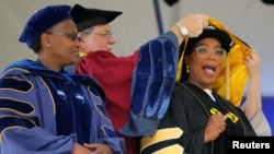 Oprah reçevant un doctorat honorifique (beaux-arts) au Smith College de Northampton dans le Massachusetts, le 21 mai 2017.