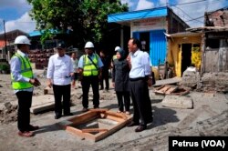 Menteri Pekerjaan Umum dan Perumahan Rakyat bersama Walikota Surabaya meninjau sejumlah proyek pembangunan saluran drainase di kawasan barat Surabaya (Foto: VOA/Petrus)