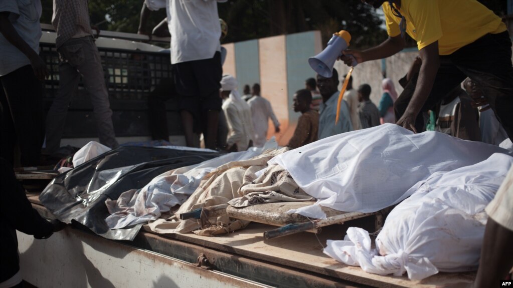Des habitants du PK5 ont déposé les corps des victimes de violences devant le siège de la Minusca, Bangui, le 11 avril 2018.
