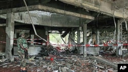 A Nigerian soldier secures the area at the United Nation's office following a suicide car bomb attack in Abuja, Nigeria, Aug. 27, 2011. (file photo)