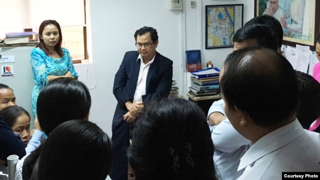 ທ່ານ ໄຄ ກິມສົງ (Kay Kimsong), ຫົວໜ້າບັນນາທິການ, ໂອ້ລົມກັບບັນດາພະນັກງານຂອງ ໜັງສືພິມ Phnom Penh Post, ໃນນະຄອນຫຼວງ ພະນົມເປັນ ຂອງກຳປູເຈຍ, ວັນທີ 7 ພຶດສະພາ 2018. (Photo courtesy of Alessandro Marazzi Sassoon)