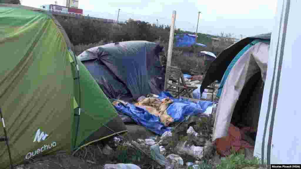 La &quot;jungle&quot; est le nom du camp situé aux abords de Calais dans le nord de la France, 13 octobre 2015 (Nicolas Pinault/VOA). &nbsp;