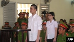 Đinh Nguyên Kha và Nguyễn Phương Uyên đứng trước Tòa án Nhân dân tỉnh Long An, ngày 16/5/2013. 