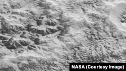 Gambar beresolusi tinggi yang diambil dari pesawat antarika NASA New Horizon menunjukkan erosi di permukaan Pluto (4/12).